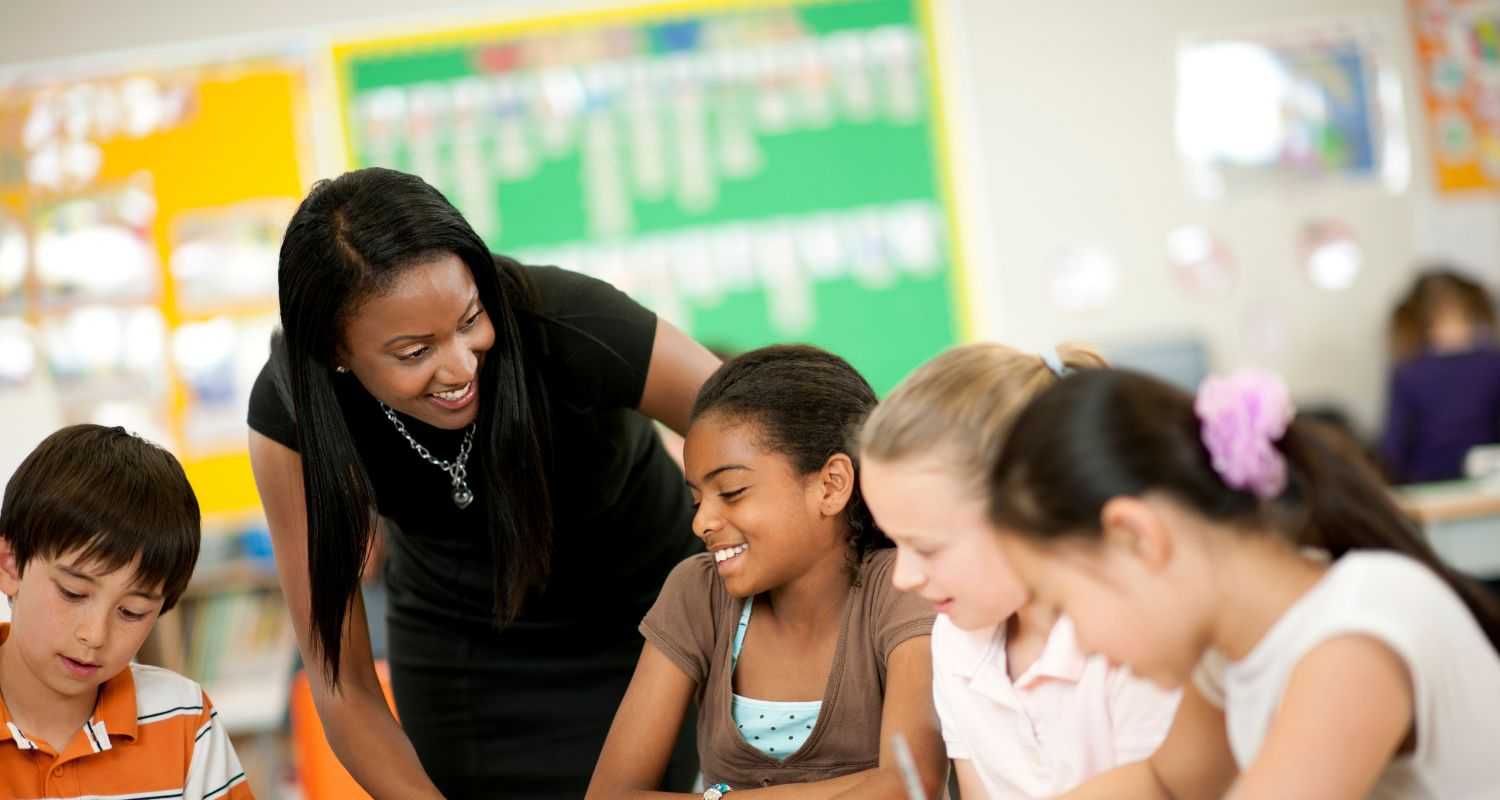 Teacher Pay & Teacher Quality: Attracting, Developing, & Retaining the Best  Teachers (Paperback) 